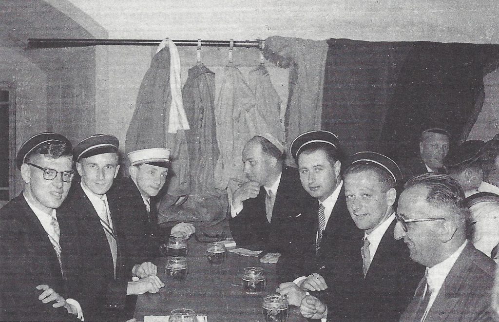 In der Nachkriegs- und Wiedergründungszeit war der Schweizer Waffenring ein starker Rückhalt für den WSC. Von links nach rechts: Helmut Schoch Alemanniae Basel, Vorsitzender des Schweizer Waffenrings; Herbert Scherer Cisariae, WSC-Vorortsprecher 1952/53; Ernst Häffner Germaniae München, WSC-Vorortsprecher 1953/54; Kurt Weizsaecker Alemanniae Karlsruhe.