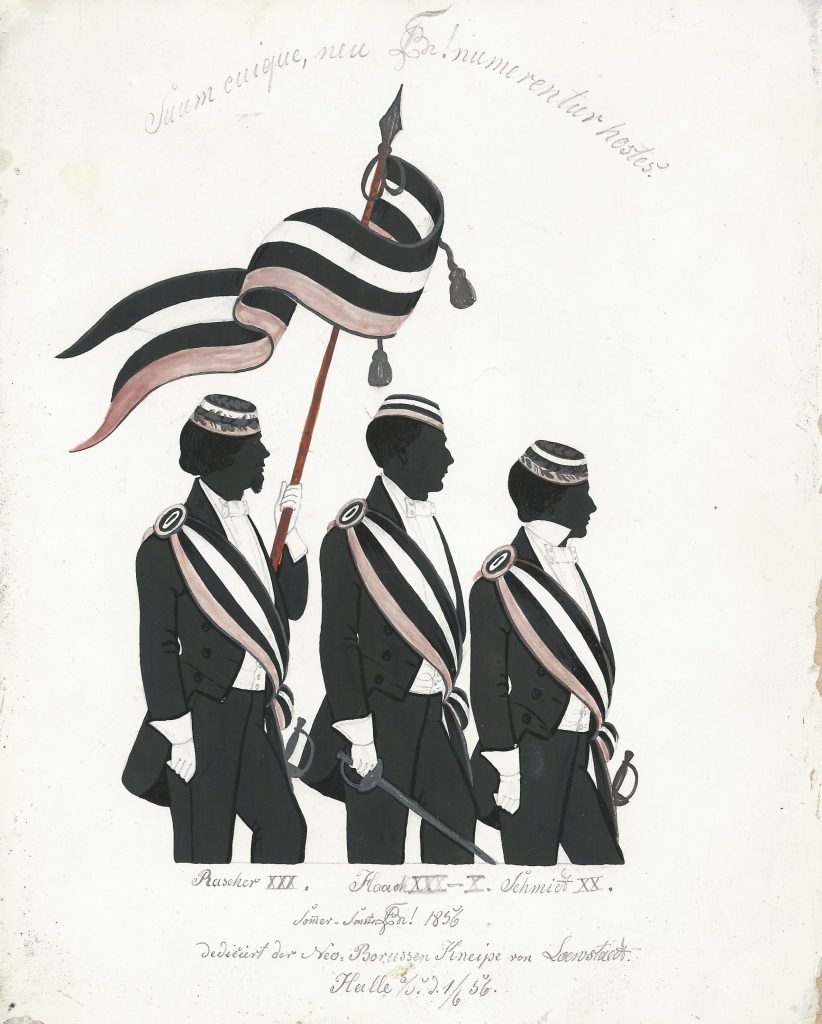 Bei diesem außergewöhnlichen Stück handelt es sich um eine recht großformatige Silhouette der Chargierten des Sommersemesters 1856. Es handelt sich um Ernst Rascher xxx, Oscar Haack (xxx) x und Fritz Schmidt xx. Sie sind dargestellt im Chargenwichs mit Frack, Schärpe, Prunkglocke und Prunktönnchen, Rascher mit Fahne. Über der Darstellung der Wahlspruch „Suum cuique, neu [Z!] numerentur hostes.“ und darunter die Namen „Rascher XXX. Haack XXX-X. Schmidt XX.“. Versehen mit der Widmung „Som̄er-Smstr. [Z!] 1856 dediciert der Neo-Borussen Kneipe von Loewstaedt. Halle a/S. d. 1/6 56.“ Archiv des Corps Saxonia Konstanz Ernst Rascher war ungarischer Herkunft und stammte aus Brodowin bei Oderberg. Er studierte Theologie und wurde am 6. März 1855 in die Neoborussia recipiert. Zunächst war er ab dem 23. Oktober 1856 Protokollführer, dann seit Ostern 1856 Drittchargierter. Zu Beginn des folgenden Semesters wurde er inaktiviert und ging nach Berlin, um sein Studium fortzusetzen. Michaelis 1857 kehrte er wieder nach Halle zurück. Während seiner Studienzeit focht er zwei Mensuren mit Gregorius Palaiomarchiae und von Kügelgen Saxoniae. Im Juni 1858 schloss er sein erstes und bald darauf das zweite theologische Examen ab und ging abermals nach Berlin, wo er zunächst Domkandidat wurde. Bald darauf war er Pfarrer in der Stadtvogtei und verheiratete sich am 18. Mai 1864. Danach wurde er Strafanstaltsprediger in Spandau, Pastor an der Jakobikirche in Berlin und schließlich Pastor und Superintendent in Storkow in der Mark. Er starb am 6. September 1898 in Schmergow. Quellen: KCL1960, 54, 59 Album der Landsmannschaft Neoborussia; Nr. 74 (Archiv des Corps Saxonia Konstanz) Oskar Haack aus Weissenfels schrieb sich als stud. iur. an der Universität Halle ein und wurde am 14. Januar 1855 in die Neoborussia recipiert. Zunächst war er seit dem 23. Oktober 1855 Drittchargierter, dann seit Ostern 1856 Senior. Im Oktober 1856 wurde er Auskultator in seiner Studienstadt. 1860 wechselte er als Referendar nach Naumburg an der Saale. Auf seiner Rede zum Stiftungsfest 1861 zerschlug er mindestens zehn Seidel. Am 24. November 1862 verlobte er sich mit Fräulein Antonie Tollhaber aus Zeitz, wo er Weihnachten 1862 Assessor wurde. Seine weiteren Stationen waren Weissensee in Sachsen als Kreisrichter, 1877 Zeitz als Kreisgerichtsrat und 1879 Amtsgerichtsrat daselbst. Er war einer der Alten Herren, die die Umwandlung in ein Corps nicht billigten und schied daher 1897 aus der Neoborussia aus. In seiner Studienzeit focht er acht Mensuren. Quellen: Album der Landsmannschaft Neoborussia; Nr. 70 (Archiv des Corps Saxonia Konstanz) Fritz Schmidt kam aus Gr. Krotten in Posen und immatrikulierte sich als stud. theol. Er wurde am 6. März 1855 in die Neoborussia recipiert und war seit Ostern 1856 Consenior. Während seiner Zeit in Halle focht Schmidt fünf Mensuren. Später setzte er sein Studium in Berlin fort und wurde Neujahr 1861 Hauslehrer in Czarnikowa-Hammer bei Czarnikowa in Posen. Er starb bereits im Juni 1868.