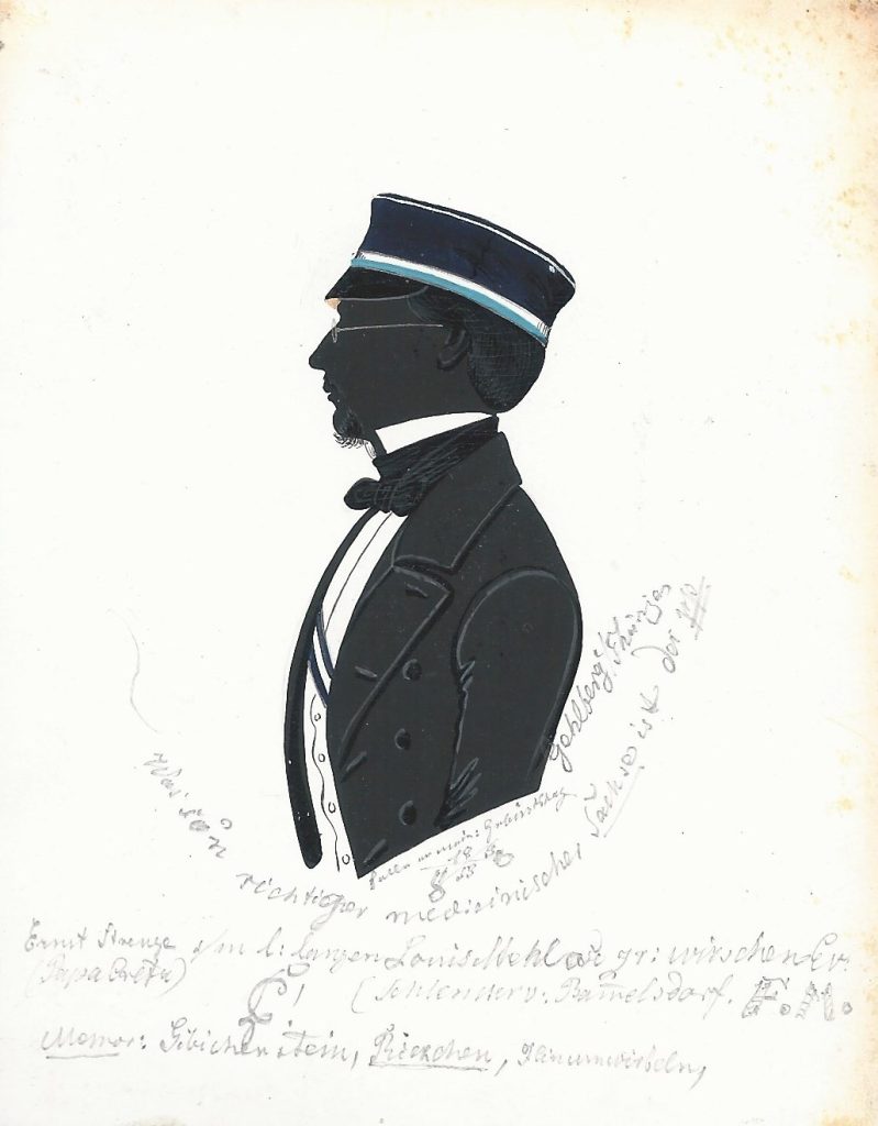 Ernst Strenge wurde - wenn man den Angaben auf der Silhouette trauen darf - an einem 11. März in Gehlberg (Thüringen) geboren. Er kam zum Studium nach Halle und wurde 1852 in die Saxonia recipiert. Dort war er einmal Drittchargierter. Als Saxonia 1855 die Thuringia als Tochterverbindung stiftete wurde er dort ein zweites Mal aktiv. Strenge starb als Hauslehrer in Russland. Die Silhouette trägt die Herkunftsangabe „Gehlberg/Thürgn“, darunter die Datierung „Halle an mein: Geburtstag“ sowie gekreuzte Schläger mit dem Datum 11.03.1853. Um die Darstellung unten halbrund der Spruch „Was son[?] richtiger medicinischer Sachse ist der pp“ und darunter die Widmung „Ernst Strenge (Papa Cretu) s/m l: langen Louis Mehlose (Schlenker v. Bam̄elsdorf F.M. zr. wirschen Er. [Z!].“ und das Memoriam „Memor: Gibichenstein, Rickchen, Ihn umwirbeln,“. Archiv des Corps Saxonia Konstanz