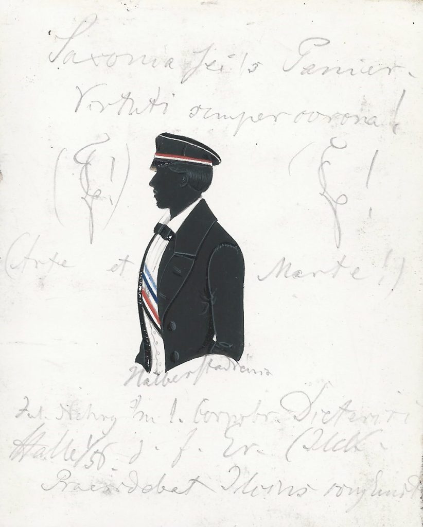 Hermann Julius Nehry wurde am 20. Januar 1833 in Halberstadt als Sohn des Friedrich Heinrich Nehry (1804-1885) und der Mathilde geb. Decker (1807-1875) geboren und studierte in Halle, wo er 1855 zunächst in das das Corps Saxonia recipiert wurde. Im selben Jahr trat er dem von Saxonia zur Unterstützung im SC gestifteten Corps Thuringia bei. Nachdem er im Mai 1857 das Kandidatenprädikat erhalten hatte, bestand er im April 1859 die Prüfung zum Lehrer oder Vorsteher an einer Bürgerschule. Ab Mai 1859 als Lehrer tätig, verlobte er sich am 25. September desselben Jahres in Perleberg mit Johanne Charlotte Auguste Litzmann (1837-1927), die er im folgenden Jahr am 12. Juli ebendort heiratete. Aus dieser Verbindung gingen drei Söhne und eine Tochter hervor. Schließlich war er Direktor der höheren Töchterschule in Neuruppin. Er starb am 4. Juli 1907 in Aschersleben. Über der Darstellung findet sich das Feldgeschrei der Saxonia "Saxonia sei's Panier" sowie deren Wahlspruch "Virtuti Semper Corona!". Seitlich der Darstellung findet sich links der Zirkel der Thuringia in Klammern gesetzt und rechts der der Saxonia. Auf beide Seiten erstreckt sich der Wahlspruch der Thuringia "Arte et Marte!" - ebenfalls in Klammern gesetzt. Direkt unter dem Bild ist die Herkunftsangabe Nehrys "Halberstadtiensis" sowie die Widmung "Jul. Nehry s/m l. Corpsbr. Dieterici Halle 1/56 z. f. Er." zu finden. Es folgt ein bisher nicht entzifferter Spruch. Sammlung Robert Soppa Saxoniae Konstanz