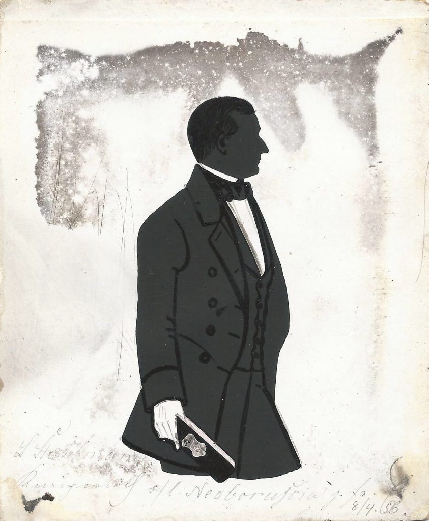 Louis Hermann Karl Stahlmann war der Kneipwirt der Neoborussia. Er ist dargestellt in schwarzem Rock und mit schwarzem Buch in der weißbehandschuhten rechten Hand, welches mit einem Schild versehen ist, auf dem „Pump“ zu lesen und der Zirkel der Neoborussia zu sehen ist. Unter der Darstellung die Widmung „L. Stahlmann Kneipwirth, s/l Neoborussia z. fr. Er. 8/4. 56.“ Louis Hermann Karl Stahlmann wurde als Sohn des Schankwirts Christian Friedrich Traugott Stahlmann und seiner Frau Johanne Maria geb. Reichardt am 18. März 1811 in Halle geboren. Sein erstes Lokal scheint er ca. 1840 am Domplatz 1027 (später 1030) übernommen zu haben. Er taucht jedenfalls im Adressbuch der Stadt Halle von 1841 erstmals auf. 1847 ist er in die Große Ulrichstraße 57 umgezogen und 1849 wird seine Adresse mit Lucke 1400 (später 1400a) angegeben. Ab 1855 finden wir ihn mit der Adresse Weidenplan 1 (später 2) und ab 1857 am Klaustor Nr. 10. Dort bleibt er bis 1869/1870, wechselt dann spätestens 1871 in die Berggasse 1 und 1874 in die Kleine Ulrichstraße 18. Stahlmann starb am 12. Dezember 1877 und sein Sohn gleichen Namens übernahm die Wirtschaft. Er war mit Friederike Ernst verheiratet. Archiv des Corps Saxonia Konstanz