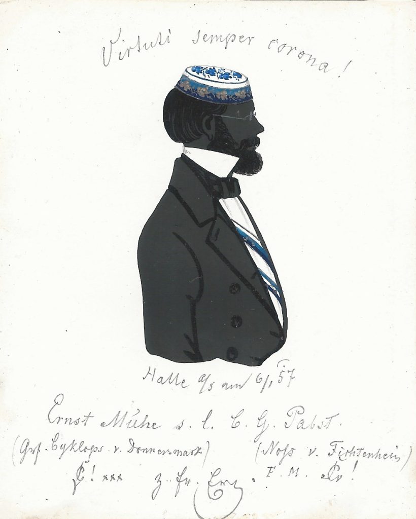 Über die Herkunft von Ernst Mühe konnte bislang nichts festgestellt werden. Er kam zum Studium der Theologie nach Halle und wurde 1854 in die Saxonia recipiert. Später scheint er auch beim Kartellcorps Saxonia Jena aktiv gewesen zu sein. Dort wird er allerdings nicht in der Corpsliste geführt und taucht auch in der Matrikel der Universität Jena nicht auf. In Halle war er einmal Drittchargierter. Später war er als Domprediger in Naumburg tätig und starb 1901. Über der Darstellung ist der Wahlspruch der Saxonia "Virtuti semper corona!" angebracht. Darunter ist sie datiert "Halle a/s am 6/1 57" und gewidmet "Ernst Mühe (Gef. Cyklops v. Donnersmark) [Z!] xxx s. l. C. G. Pabst (Noss v. Fichtenhein) F.M. [Z!] z. fr. Erg". Archiv des Corps Saxonia Konstanz