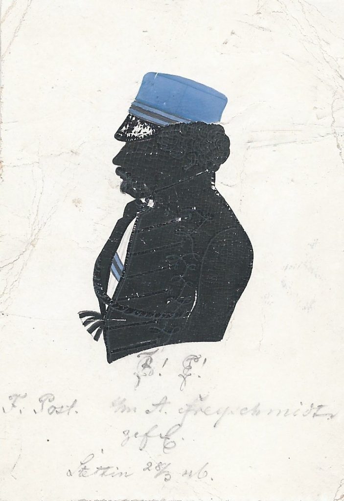 Karl Ferdinand Friedrich Post wurde am 30. Juni 1822 in Stettin als Sohn eines Essigfabrikanten geboren. Er kam nach Halle, wurde stud. theol. und 1844 bei Borussia recipiert. Einen Militärdienst musste er nicht ableisten, da er zu klein gewachsen war. Post setzte sein Studium in Greifswald fort und wurde erneut bei Pomerania aktiv. Dort war er Drittchargierter und Consenior. Zunächst war Post Gutsbesitzer in Danzig und heiratete am 4. August 1854 in Lübzin Johanne Emilie Auguste Schubbert. Später ging er nach Amerika und war Eisenbahnbeamter. Die Silhouette ist direkt unter der Darstellung mit den Zirkeln der Borussia Halle und Pomerania Greifswald versehen. Darunter folgt die Widmung "F. Post. s/m A. Freyschimdt zfE. Stettin 28/3 46." Ehemals Sammlung Robert Soppa Saxoniae Konstanz
