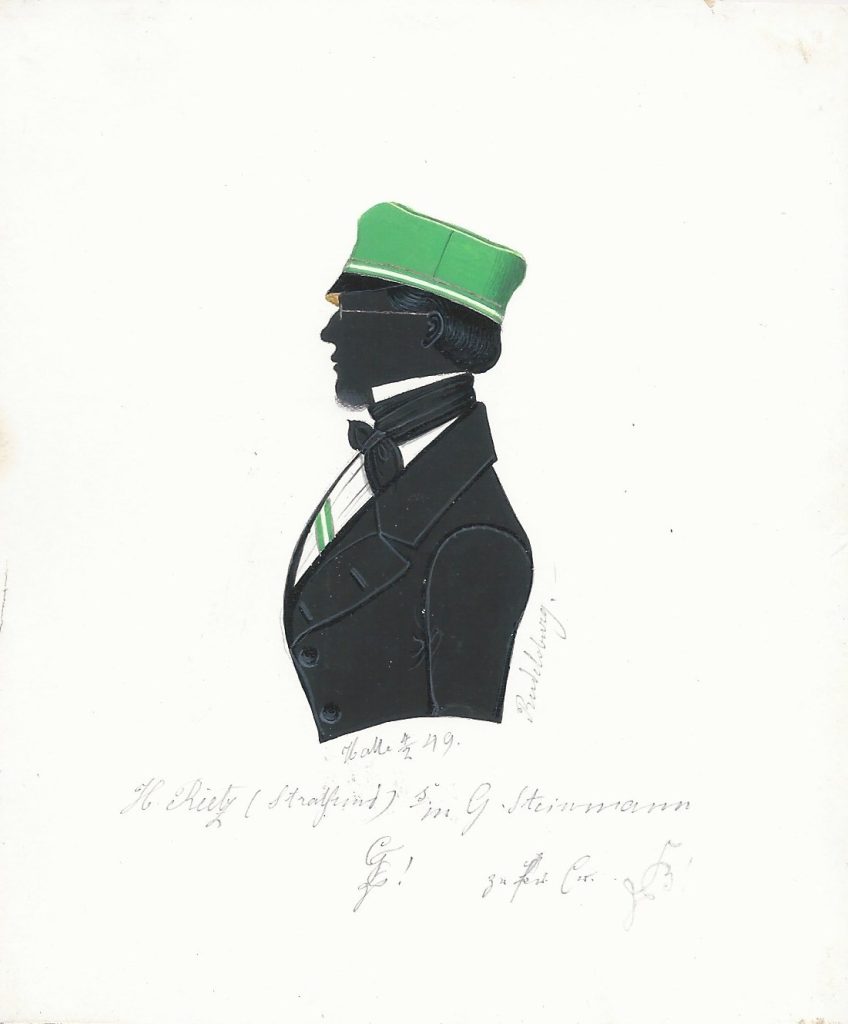 August Hermann Rietz kam am 2. April 1827 als Sohn des Gymnasiallehrers Karl Friedrich August Rietz und dessen Frau Emma geb. Rinck in Stralsund zur Welt. Sein Vater war am dortigen Gymnasium Lehrer für Latein, Geschichte, Religion und Deutsch. Er ging zum Studium der evangelischen Theologie nach Halle und wurde nach seiner Zeit als Renonce 1849 mit Schleife in das Corps Guestphalia recipiert. Am 3. Oktober 1865 heiratete er Emma Karoline Christiane Löhding, mit der er fünf Kinder zeugte und starb als Pastor in Greifswald am 15. Mai 1907. Die Silhouette ist datiert "Halle 4/2 49." und gewidmet "H. Rietz (Stralsund) s/m G. Steinmann [Z!] zr. fr. Er. [Z!]" Sammlung Robert Soppa Saxoniae Konstanz