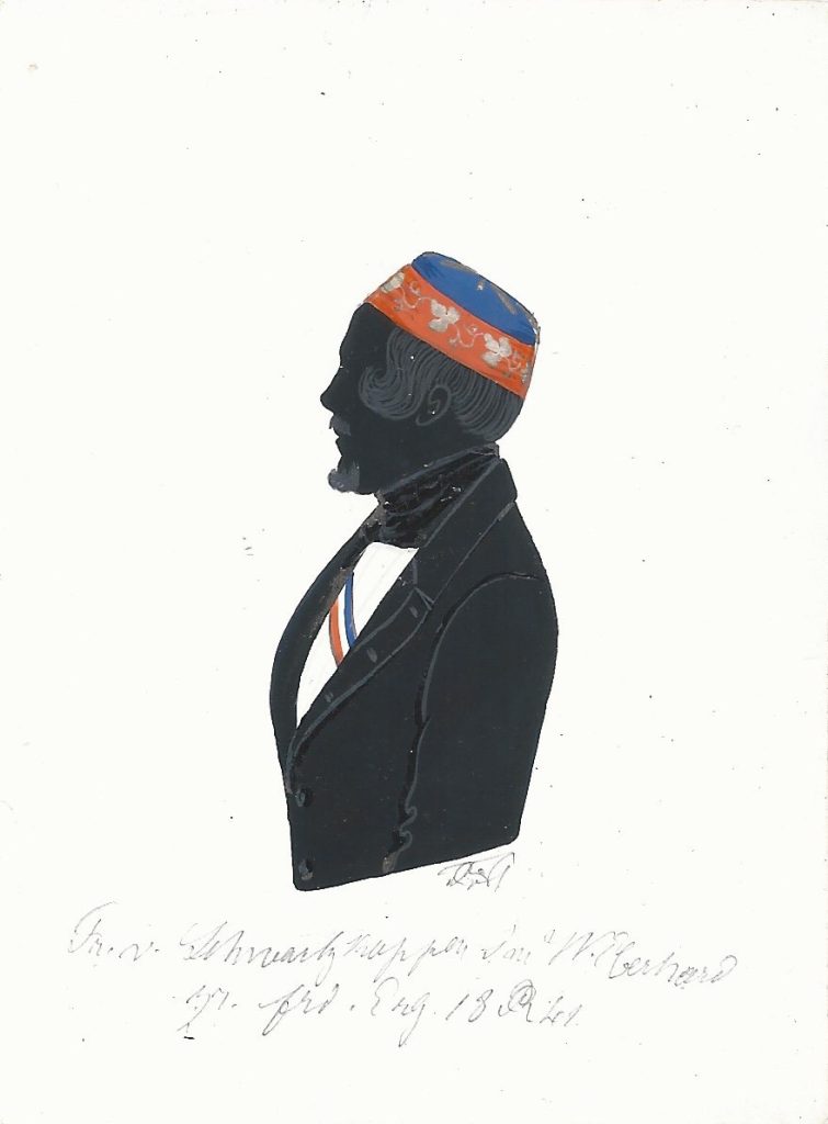 Johann Hermann Friedrich August Maximilian Freiherr von Schwartzkoppen-Rottorf wurde am 15. Januar 1819 in Haus Obereimer bei Arnsberg als Sohn des Herzoglich nassauischen Kammerherrn und Oberhofmarschalls Friedrich von Schwartzkoppen (1784-1832) und dessen Frau Isabella Wilhelmine Luise geb. von Nauendorff (1795-1873) geboren. Nach der Reife immatrikulierte er sich am 13. Mai 1839 an der Universität Heidelberg für das Studium der Rechtswissenschaften. Er trat in das Corps Nassovia ein, in das er im folgenden Jahr recipiert wurde. Nach Abschluss des Studiums wurde er zum Dr. iur. promoviert, trat zunächst in den nassauischen Staatsdienst ein, bevor er sich als Gutsbesitzer in Weinheim niederließ. Am 8. Juni 1852 heiratete er Johanna Charlotte Freiin von Berlichingen-Rossach (1818-1897). Später war er Mitglied der Ersten Nassauischen Kammer (1865/66), Mitglied des Reichstags (Norddeutscher Bund) und Mitglied des Preußischen Abgeordnetenhauses (beides 1867–1870). Er starb am 29. Mai 1897 in Weinheim. Die Silhouette ist unter der Darstellung mit dem Zirkel der Nassovia versehen und gewidmet "Fr. v. Schwartzkoppen sm W.Eberhard zr. frd. Erg. 18[R]41". Ehemals Sammlung Robert Soppa Saxoniae Konstanz