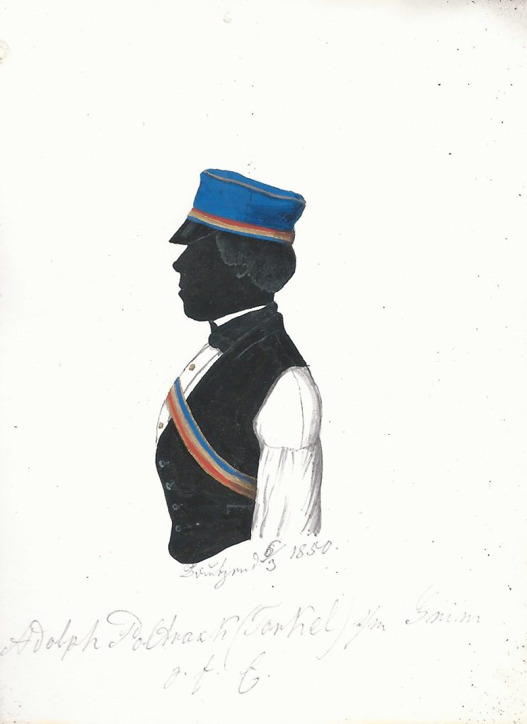 Johann Andreas Adolph Poltrack kam am 11. März 1831 in Wendisch-Kunnersdorf als Sohn des dortigen Rittergutsbesitzers Karl Gottlieb Poltrack zur Welt. Er besuchte von 1844 bis 1852 das Gymnasium in Bautzen und immatrikulierte sich im Wintersemester 1852/53 als stud. iur. an der Universität Leipzig. Dort wurde er am 21. Oktober 1852 Renonce bei Lusatia, in die er schließlich am 4. Juni 1853 recipiert wurde. Im Wintersemester 1853/54 und Sommersemester 1854 war er Sekretär, in den beiden darauffolgenden Semestern Senior. Als solcher vertrat er den SC zu Leipzig auf dem Kösener Congress 1855, der zur endgültigen Konstituierung des Verbandes führte. Kurz darauf legte er am 7. Juni 1855 die erste Charge wegen seins bevorstehenden juristischen Examens nieder. Insgesamt focht er neun Mensuren, wovon drei PP-Partien waren. Nach dem Universitätsexamen war er Rechtskandidat bei einem Anwalt in Leipzig, Accessist in Löbau und seit 1859 Aktuar in Chemnitz. Später machte er das Staatsexamen und wurde 1863 Polizeiassessor und 1867 Stadtrat in Chemnitz. Er wurde mit dem königlich sächsischen Albrechtsorden erster Klasse ausgezeichnet und starb am 21. Oktober 1891 in Chemnitz. Die Silhouette zeigt ihn 1850 als Angehörigen einer unbekannten Schülerverbindung aus Bautzen, die mit Lusatia Leipzig in enger Beziehung gestanden haben dürfte. Das Band zeigt die Farben der Lusatia, die Mütze hat dieselbe Farbe und die umgekehrte Bandreihenfolge als Perkussion. Die Silhouette ist gewidmet "Adolph Poltrack (Torkel) s/m Gnim z. f. E." und datiert "Bautzen d. 6/3 1850." Ehemals Sammlung Robert Soppa Saxoniae Konstanz