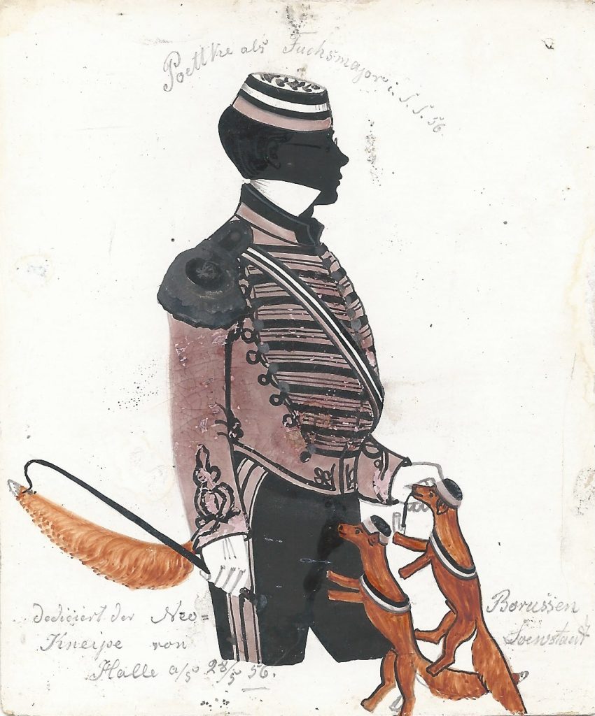 Hermann Friedrich Poettke wurde am 7. Oktober 1834 in Magdeburg als Sohn des Justizrates Julius Wilhelm Poettke und dessen Ehefrau Albertina geb. Kirstein geboren. Er kam aus Anklam nach Halle und studierte Theologie. Bei Neoborussia erhielt er den Biernamen Tasso und wurde am 4. März 1856 recipiert. Ab dem Datum seiner Reception war er Fuchsmajor und ab Ostern 1857 Consenior. Diese Charge legte er Michaelis 1857 nieder und wurde Ostern 1858 inaktiviert. Von Juli 1856 bis Neujahr 1857 war er Redakteur der Bierzeitung. Insgesamt focht er neun Partien gegen Salinger, Westfalen, Preußen, Altmärker und Normannen, darunter eine PP-Suite. 1864 wurde er Rektor in Anklam, später Pastor in Beveringen bei Pritzwalk und 1873 Pastor in Meyenburg in der Priegnitz. Poettke starb am 15. August 1891 im Elisabeth-Krankenhaus in Berlin. Er war verheiratet mit Theresa Marianne Schirlitz, die die Schwester eines Corpsbruders von Poettke war. Die Silhouette zeigt ihn im Sommersemester 1856 als Fuchsmajor in rosa Uniformkollet, mit schwarzer Schnürung und mit Zirkeln bestickten Epauletten. Die Hose ist mit einer rosafarbenen Galonierung sowie am Hosenboden mit einem Fuchsschwanz versehen. In der rechten, weißbehandschuhten Hand hält Poettke eine Gerte, mit der linken streichelt er einen von zwei jungen Füchsen, von denen einer mit Gesteckpfeife dargestellt ist. Über der Darstellung steht „Poettke als Fuchsmajor i. S. S. 56.“ und darunter die Widmung „dediciert der Neo-Borussen Kneipe von Loewstaedt Halle a/S 28/5 56.“ Loewstaedt war ein Conkneipant dieser Zeit. Archiv des Corps Saxonia Konstanz
