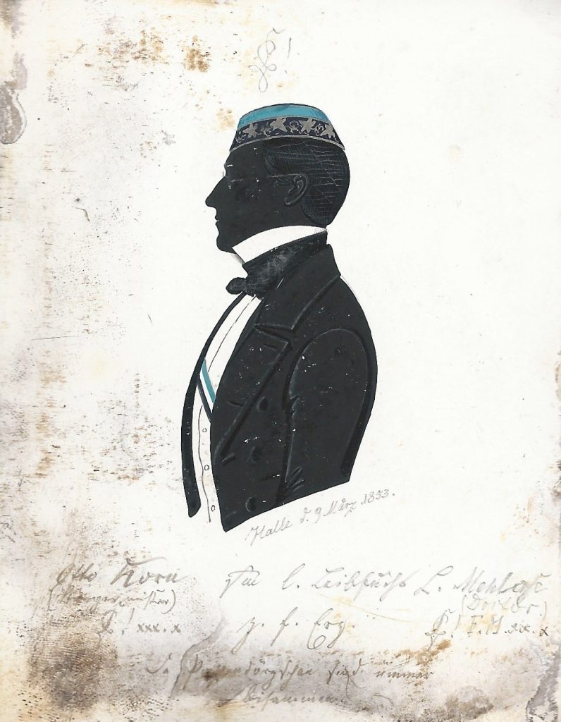 Gustav Otto Moritz Korn wurde am 20. April 1828 in Remkersleben (heute Ortsteil von Wanzleben-Börde) als Sohn des Pastors Friedrich Wilhelm Moritz Korn und dessen Ehefrau Johanne Catharine Wilhelmine geb. Heine geboren und evangelisch getauft. Er studierte Rechtswissenschaften an der Universität Halle und wurde 1851 in die Saxonia recipiert. Seinen Militärdienst musste er wegen einer schwachen Brust nicht ableisten. Bei Saxonia war er einmal Senior und wechselte später an die Universität Jena, wo er 1853 bei seinem Kartellcorps Saxonia abermals aktiv wurde, später aber nur die Corpsschleife behielt. Er ging als Gerichtsassessor nach Berlin und heiratete dort am 29. September 1860 Marie Luise Mathilde Heisler. Später war er Oberbürgermeister und starb 1891 in Insterburg. Die Silhouette ist datiert "Halle d. 9 März 1853." und mit der Widmung "Otto Korn (Bürgermeister) [Z!] xxx.x sm l. Leibfuchs L. Mehlose (Doctor) [Z!] F.M.xx.x z. fr. Erg. - [?] P[?]schen sind immer beisammen." versehen. Archiv Corps Saxonia Konstanz