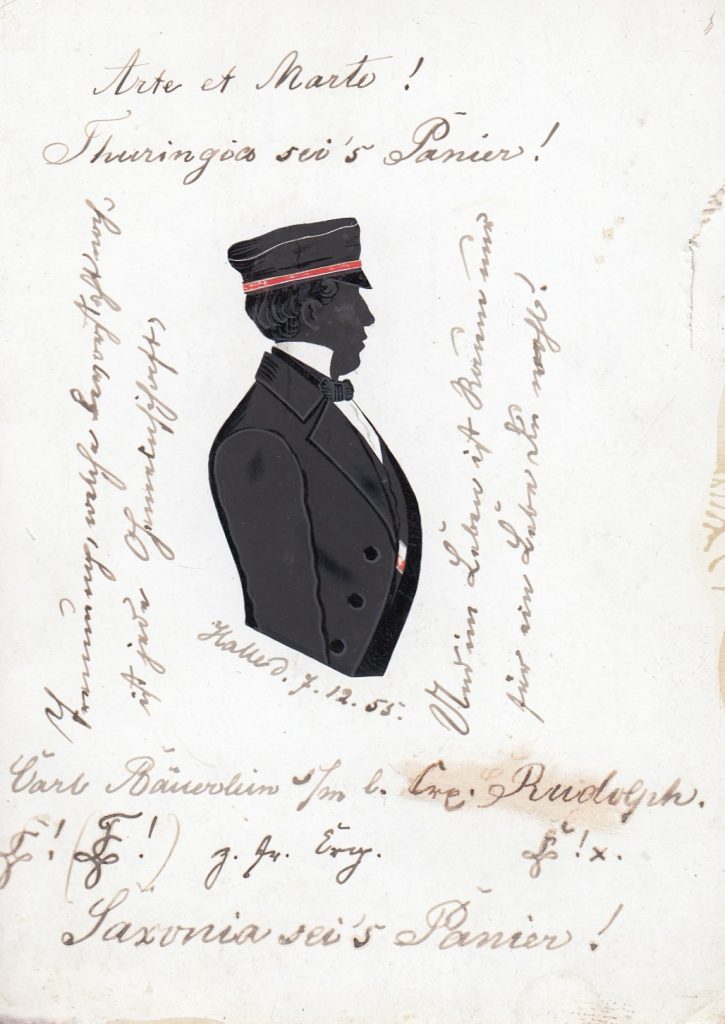 Zu Carl Bäuerlein - der seinem Nachnamen zu folge aus dem Süddeutschen zu stammen scheint - war bislang nichts Genaueres feststellbar. Interessant ist, dass die Silhouette nach der Suspension der Thuringia verschenkt wurde und er den Zirkel der Thuringia nur in Klammern, dafür aber den der Saxonia ohne führt. Möglicherweise trat er als Renonce zu Saxonia über, wurde dort aber nie recipiert. Über der Darstellung findet sich der Wahlspruch "Arte et Marte!" und das Feldgeschrei "Thuringia sei's Panier!" der Thuringia; darunter die Datierung "Halle d. 7.12.55." und die Widmung "Carl Bäuerlein [Z!] ([Z!]) s/m l. Cre. Rudolph. [Z!]. z. fr. Erg." und ganz unten zusätzlich das Feldgeschrei der Saxonia "Saxonia sei's Panier!". Seitlich der Darstellung steht der Spruch "Trennung, welche bevorsteht noch, ist jede Gemeinschaft, - Und im Leben ist Raum nur für ein Lebe du wohl!" Sammlung Robert Soppa Saxoniae Konstanz