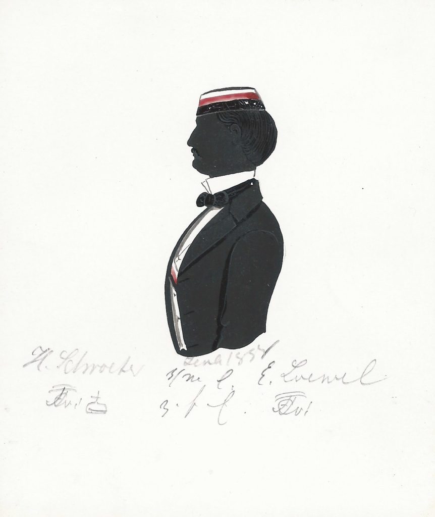 Heinrich Schroeter stammte aus Birkenfeld (heute Stadtteil von Hildburghausen). Er immatrikulierte sich am 29. Oktober 1856 und studierte Rechtswissenschaften. Im folgenden Jahr wurde er bei Thuringia aktiv. Später war er Amtsgerichtsrat in Eberswalde. Die Silhouette ist gewidmet "H. Schroeter [Z!] [Krone] s/m l. E. Loewel [Z!] z. f. E." und datiert "Jena 1858". Offenkundig war er Herrscher über das Bierkönigreich Lichtenhain. Ehemals Sammlung Robert Soppa Saxoniae Konstanz