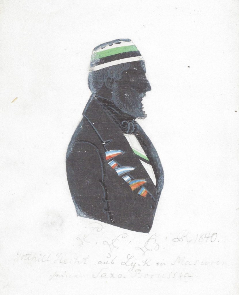 Gotthilf Johann Wilhelm Hecht kam am 9. August 1815 in Prassen (Kreis Rastenburg, Ostpreußen) als Sohn des Oberamtmanns Johann Ludwig Hecht (1782-1855) und Wilhelmine Henriette geb. Ledrich (1787-1845) zur Welt. Er immatrikulierte sich am 30. Oktober 1837 zunächst für Kameralwissenschaften an der ostpreußischen Landesuniversität in Königsberg und wurde dort noch im selben Jahr in die Masovia rezipiert. Michaelis 1838 wechselte er an die Universität Berlin, wo er sich der dortigen Pomerania anschloss. Als es im SC zu Streitigkeiten kam beteiligte er sich 1840 zusammen mit weiteren Pommern und Schlesiern an der Stiftung der Lusatia Berlin, ehe er am 9. Mai 1840 für ein Studium der Rechtswissenschaften an die Universität Heidelberg wechselte. Dort wurde er ein viertes Mal bei Saxo-Borussia aktiv, in die er noch im selben jahr rezipiert wurde. Nach dem Studienabschluss ging er zurück in seine Masurische Heimat und war zunächst als Oberlandesgerichtsreferendar in Insterburg tätig. Hecht starb am 21. Oktober 1857 in Neuendorf als Kreisrichter a. D. Die Silhouette ist unter der Darstellung mit drei Zirkeln (passend zu Pomerania, Lusatia und Saxo-Borussia) versehen. Mutmaßlich befand sich ursprünglich auch der Zirkel der Masovia dabei, jedenfalls wirkt die Silhouette an der passenden Stelle etwas berieben. Sie ist datiert "[R] 1840" und gewidmet "Gotthilf Hecht aus Lyck in Masuren s/n lieben Saxo-Borussia." Archiv des Corps Saxo-Borussia Heidelberg