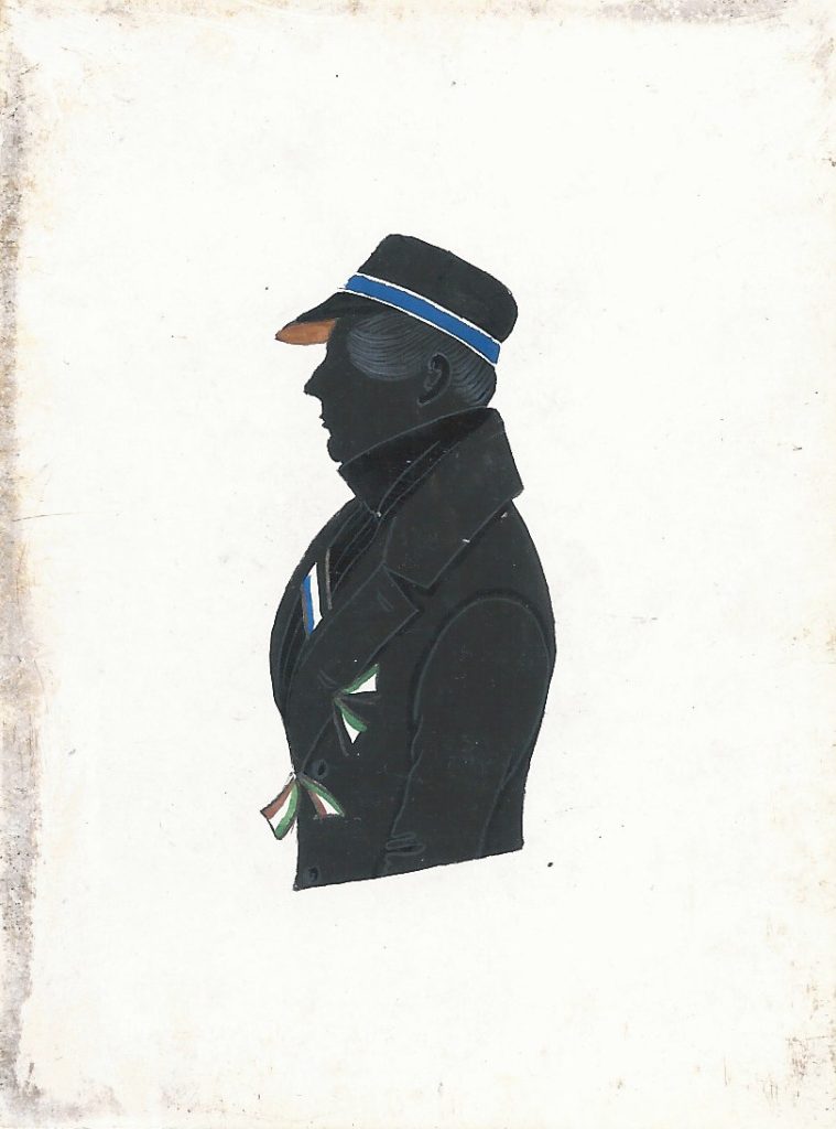 Heinrich von Warnsdorff stammte aus Fulda. Er begann sein Studium der Rechtswissenschaften in Marburg. Dort wurde er in die Guestphalia und in die Hassia rezipiert. Wo er als erstes aktiv war ist unklar, da sich die KKL in dieser Hinsicht widersprechen. Bei Hassia wurde er 1838 rezipiert und war einmal Consenior. Michaelis 1838 wechselte er an die Universität Göttingen und wurde 1839 ein drittes mal bei Brunsviga aktiv. Er war als Regierungsrat in Fulda tätig und später Rechtsanwalt in Korbach und Pyrmont. Dort starb er 1874. Die Silhouette ist ungewidmet, konnte aber aufgrund der außergewöhnlichen Bänderkombination und durch zwei Vergleichsstücke leicht zugeordnet werden. Sammlung Dr. Rolf Caselitz Hubertiae München, Starkenburgiae, Saxoniae Leipzig, Brunsvigae, Borussiae Greifswald