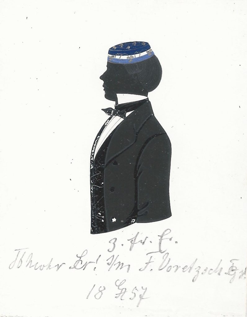Theodor Mohr stammte aus Bremen und immatrikulierte sich Ostern 1857 als stud. iur. in Göttingen. Im folgenden Jahr wurde er in die Saxonia recipiert, wo er einmal Senior war. Später war er Landgerichtsdirektor und starb 1904 in seiner Heimatstadt. Die Silhouette ist gewidmet "z. fr. Er. Th Mohr [Z!] s/m F. Voretzsch [Z!] x. 18[GA]57". Sammlung Dr. Rolf Caselitz Hubertiae München, Starkenburgiae, Saxoniae Leipzig, Brunsvigae, Borussiae Greifswald