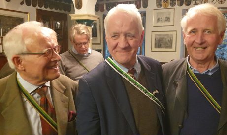 Das Bild zeigt Robert v. Lucius zwischen seinem Vetter Wulf D. v. Lucius und seinem Bruder Adrian v. Lucius (re.).