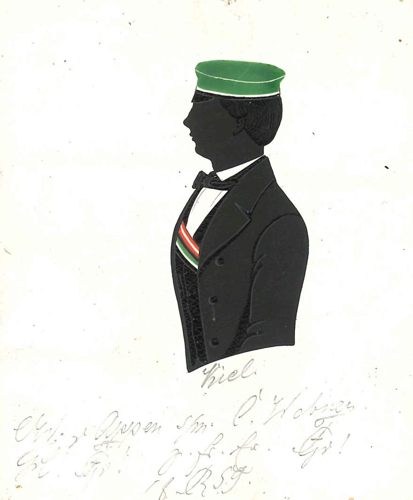 Carl von Appen stammte aus Rendsburg. Sein Vater war Kaufmann. Er studierte zunächst in Kiel und wurde 1858 in die dortige Holsatia recipiert. Noch im selben Jahr wechselte er an die Universität Heidelberg, wo er sich am 27. Oktober als stud. iur. immatrikulierte und wurde ein zweites Mal bei Guestphalia akiv. Nach dem Studium arbeitete er als Regierungsbürochef in Kiel, wo er 1866 unter tragisch Umständen - er ertrank im Kieler Hafen - starb. Die Silhouette ist datiert und dediziert "Kiel - CW. v. Appen [Z!] [Z!] s/m. C. Webner [Z!] z. fr. Er. 18[R]59." Sammlung Florian Wanner Helvetiae Bern, Flamineae (IdC), Palatia-Guestphaliae (IdC)