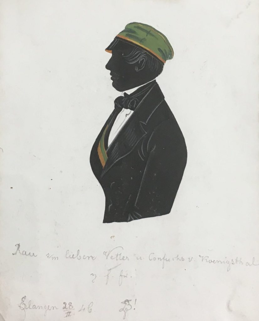 Wilhelm Friedrich Rau wurde am 7. April 1827 in Prunn bei Nürnberg als Sohn eines Revierförsters geboren. Er besuchte das Gymnasium in Nürnberg, bevor er sich am 1. November 1845 als stud. med. in Erlangen immatrikulierte. Am 13. November 1846 wurde er in die Baruthia recipiert. Im Wintersemester 1847/48 wechselte Rau an die Universität in München. Nach erfolgreichen Studium und Promotion war er als Arzt in Uffenheim tätig, wo er im Dezember 1878 starb. Die Silhouette ist gewidmet "Rau s/m lieben Vetter und Confuchs v. Koenigsthal z. f. Er. Erlangen 28/II 46. [Z!]" Archiv des Corps Baruthia Erlangen