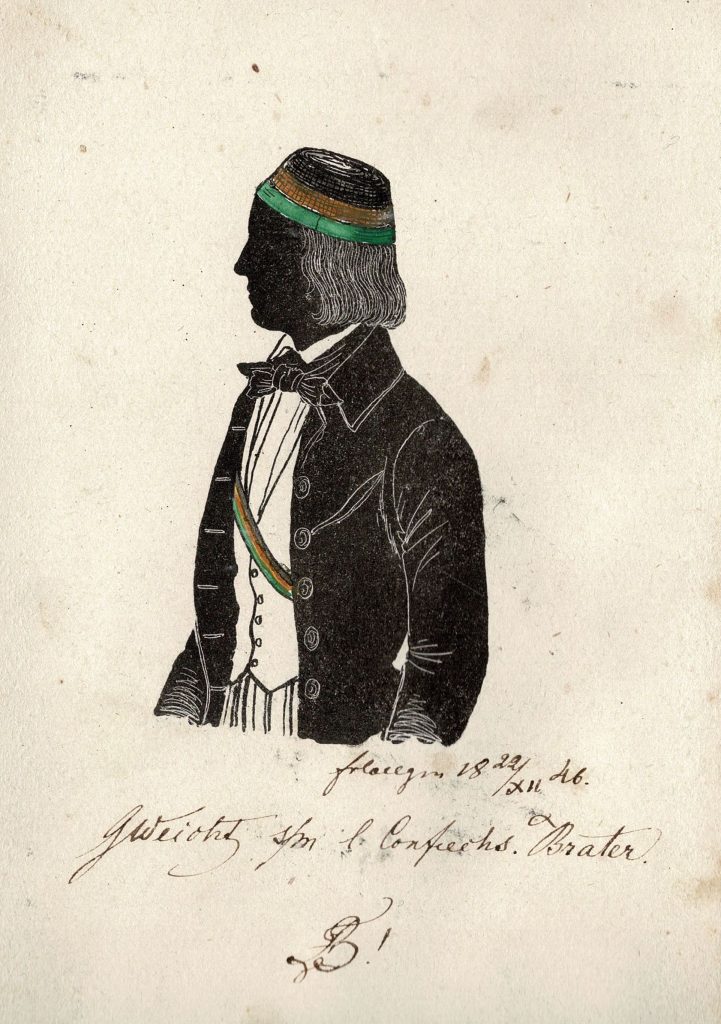 Johann Georg Weicht wurde am 30. November 1825 in Speyer als Sohn des Kreismedizinalrates Johann Georg Weicht und dessen Ehefrau Maria Salome geb. Rauch geboren und am 13. Dezember 1825 evangelisch getauft. Er besuchte das Gymnasium seiner Heimatstadt, ehe er sich am 2. November 1846 als stud. iur. in Erlangen immatrikulierte. Am 12. Mai 1847 wurde Weicht in die Baruthia recipiert. Schon ein halbes Jahr später verließ er Erlangen, um sein Studium in Heidelberg fortzusetzen. Dort immatrikulierte er sich am 16. Oktober 1847. Weicht wurde 1859 Gerichtsschreiber in Obermoschel, 1865 in Pirmasens und 1873 in Zweibrücken. Dort avancierte er 1879 zum geschäftsleitenden Gerichtsschreiber und 1894 zum Obersekretär. 1897 trat Weicht in den Ruhestand und starb am 15. Juni in Kusel. Die Silhouette ist datiert "Erlangen 18 22/XII 46." und gewidmet "GWeicht s/m l. Confuchs. Brater. [Z!]" Archiv des Corps Baruthia Erlangen