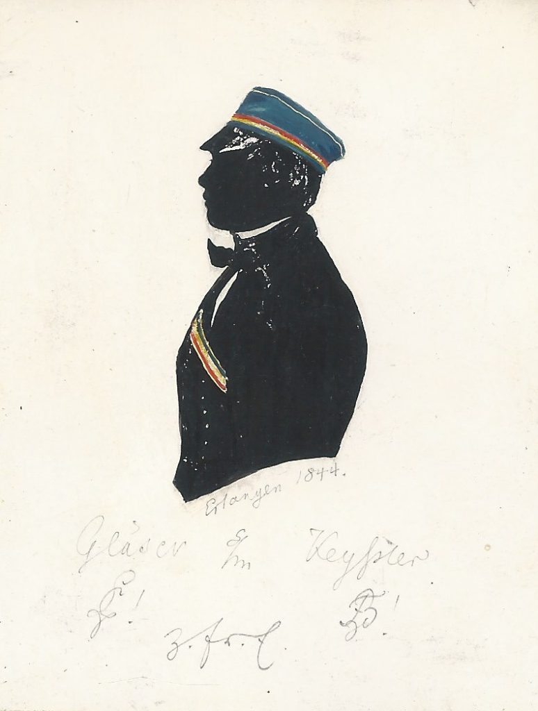 Jakob Friedrich Gläser wurde 1822 in Erlangen geboren und war nach dem abgelegten Abitur zunächst als stud. iur. in Berlin immatrikuliert. Im Wintersemester 1842/43 wechselte er an die Universität Erlangen und wurde zunächst Renonce bei Baruthia. Schließlich wechselte Gläser seinen Hochschulort abermals und ging im Wintersemester 1843/44 nach Leipzig, wo er bei Lusatia aktiv wurde. Am 16. November 1843 wurde er nach je einer Mensur in Berlin und Erlangen und zwei Mensuren in Leipzig in die Lusatia recipiert. Er blieb aktiv bis zum 23. März des folgenden Jahres und ging dann zurück nach Erlangen, wo er sein Studium beendete. Später war er als Gerichtsrat in Rehau (Oberfranken) tätig. Die Silhouette ist gewidmet "Erlangen 1844. Gläser [Z!] s/m Keyssler [Z!] z.fr.E." Ehemals Sammlung Robert Soppa Saxoniae Konstanz