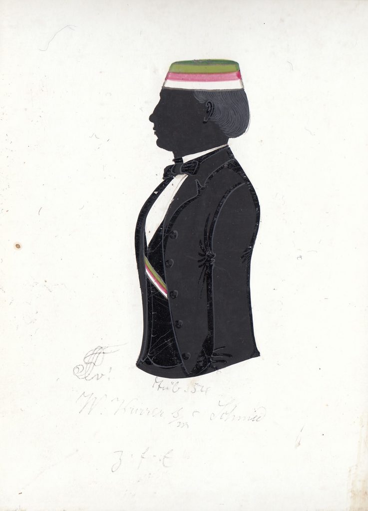 Christian Wilhelm Kurrer wurde am 21. November 1835 in Isny als Sohn des Christian August Kurrer und dessen Ehefrau Christine B. geb. Gaumer geboren. Sein Abitur machte er 1853 am humanistischen Gymnasium in Ulm. Kurrer immatrikulierte sich als stud. med. am 5. November 1853 in Tübingen und wurde bei Franconia aktiv, in die er im folgenden Jahr recipiert wurde. Einmal war er Senior, bevor er seinen Studienort im Wintersemester 1855/56 nach München verlegte und erneut bei der dortigen Franconia aktiv wurde, in die er am 18. November 1855 recipiert wurde. Er blieb drei Semester aktiv und kehrte dann nach Tübingen zurück. Unter seinem Tübinger Seniorat wurde Franconia vom Lebens- zum Waffencorps, weshalb er nach seiner Rückkehr maßgeblich an einem Kartellabschluss seiner Corps mitwirkte, der im Wintersemester 1858/59 vollzogen wurde. Nach seinen Examina und erfolgter Promotion im Zeitraum 1859/60 ließ sich Kurrer nach der Fachausbildung zum praktischen Arzt in Maulbronn nieder, wo er später Oberamtsarzt wurde. Am 22. September 1863 heiratete er in erster Ehe Christine H. Nick und in zweiter Ehe am 11. Januar 1872 Elisabeth Rapp. Kurrer starb in Maulbronn am 13. November 1879. Die Silhouette ist gewidmet "W. Kurrer s/m Schmid z. f. E." und datiert "Tüb. 54". Archiv des Corps Franconia Tübingen, Silhouettenalbum des Karl Schmidt