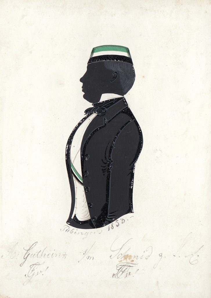 August Gutheinz wurde am 23. August 1827 in Oberndorf am Necker geboren. Er war zusammen mit seiner Zwillingsschwester Cecilia das älteste von sechs Kindern des Ehepaares Johann Evangelist Gutheinz (1799-1839) und Josepha Neher (1806-1897). Schon früh wanderte der Vater, der in Oberndorf Kaufmann war, nach New York aus, was 1837 zur Gütertrennung der Eheleute führte, da Gutheinz' Mutter nicht mit nach Amerika ging. Sie zog die Kinder fortan alleine auf und der Vater starb nur wenige Jahre später in New York, wo er als Bierbrauer tätig war. Im November 1847 immatrikulierte sich Gutheinz als stud. theol. an der Universität Tübingen und wurde bei der dortigen Guestphalia aktiv. Später wechselte er sein Studienfach zu Rechtswissenschaften und kehrte nach dem Abschluss in seine Heimatstadt zurück, wo er fortan als Rechtsanwalt tätig war. 1855 wurde er Stadtrat und zeugte bald eine uneheliche Tochter namens Paulina, die er jedoch zwei Jahre später durch die Hochzeit mit ihrer Mutter Caroline Emilie Messner (1831-1917) am 14. Juli 1858 legitimierte. Im Laufe der nächsten Jahre folgten sechs weitere Kinder. Von 1868 bis 1876 war Gutheinz Landtagsabgeordneter. Er starb am 10. Juni 1901 in Oberndorf. Die Silhouette ist gewidmet "A. Gutheinz [Z!] s/m Schmid [Z!] z. f. E." und datiert "Tübingen 1853". Archiv des Corps Franconia Tübingen, Silhouettenalbum des Karl Schmidt
