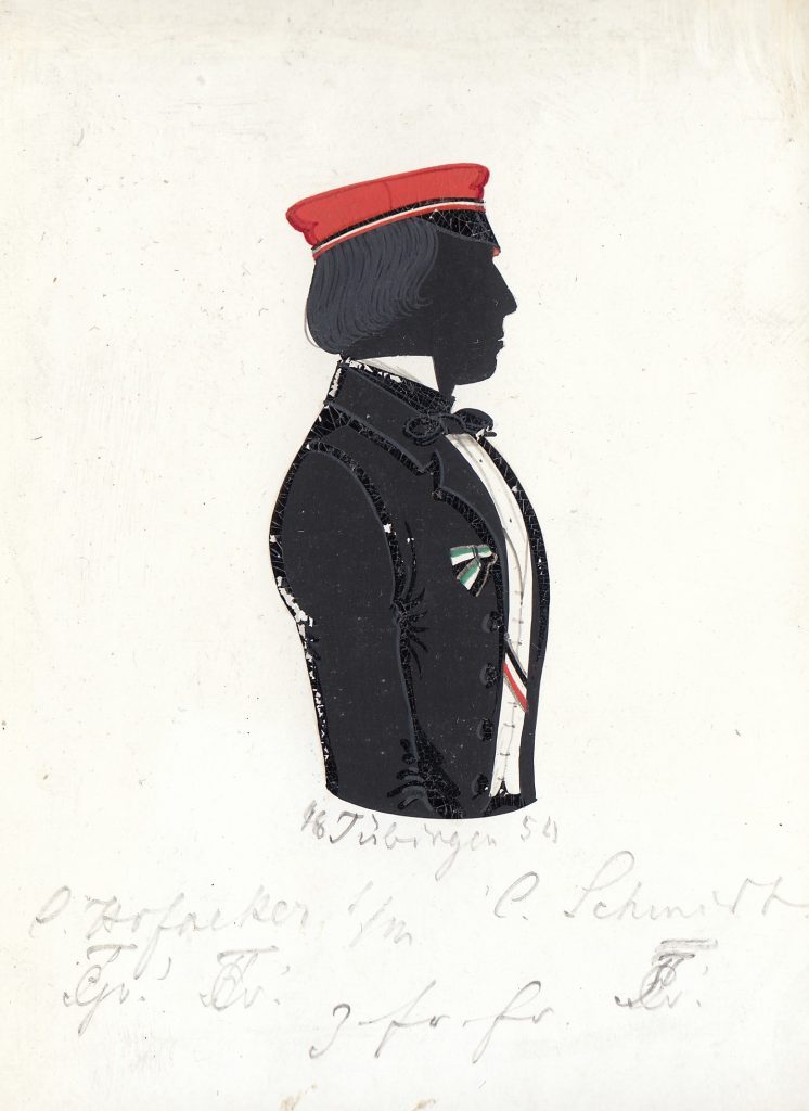 Karl Friedrich Hofacker wurde am 1. November 1832 in Stuttgart als Sohn des Oberjustizrates Karl Hofacker und dessen Ehefrau Jeanette geb. Blezinger geboren und am 15. November evangelisch getauft. Er immatrikulierte sich am 19. November 1850 an der Universität Tübingen und wurde bei Suevia aktiv, die ihn im folgenden Jahr recipierte. Er wechselte er an die Universität Heidelberg, wo er sich am 3. November 1851 immatrikulierte und erneut bei Guestphalia aktiv wurde. Später kehrte er nach Tübingen zurück und war nochmals aktiv bei Suevia, wo er insgesamt einmal Drittchargierter und zweimal Senior war. Hofacker war nach dem Studium als Oberamtsrichter in Stuttgart tätig und starb 1893 in Konstanz. Die Silhouette ist gewidmet "18Tübingen54 C. Hofacker [Z!] [Z!] s/m C. Schmidt [Z!] z.fr.Er." Archiv des Corps Franconia Tübingen, Silhouettenalbum des Karl Schmidt