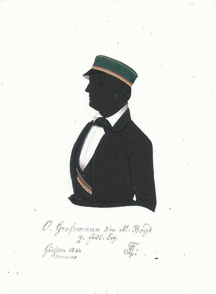 Ernst Otto Großmann wurde am 29. Mai 1825 in Battenberg als zweites Kind und erster Sohn des Apothekers Ernst Daniel Justus Großmann und dessen Ehefrau Louisa Florentine geb. Röder geboren und am 30. Juni getauft. Nach dem Abitur immatrikulierte er sich Ostern 1843 als stud. iur. in Gießen und wurde aktiv bei Teutonia, in die er 1844 rezipiert wurde. Nach dem Abschluss des Studiums und erfolgter Promotion trat er in den Staatsdienst als Richter ein. Am 2. Oktober 1858 heiratete er in Kirchberg Emilie Dorothea Louisa Margaretha Trapp. Später ging er nach Gießen und wurde Bezirksstrafrichter. Nach der Versetzung in den Ruhestand starb Großmann am 28. November 1903 in Darmstadt. Die Silhouette ist gewidmet "O. Grossmann s/m M. Boyd z. frdl. Erg. Gießen 1844 Sommer [Z!]." Sammlung Robert Soppa Saxoniae Konstanz