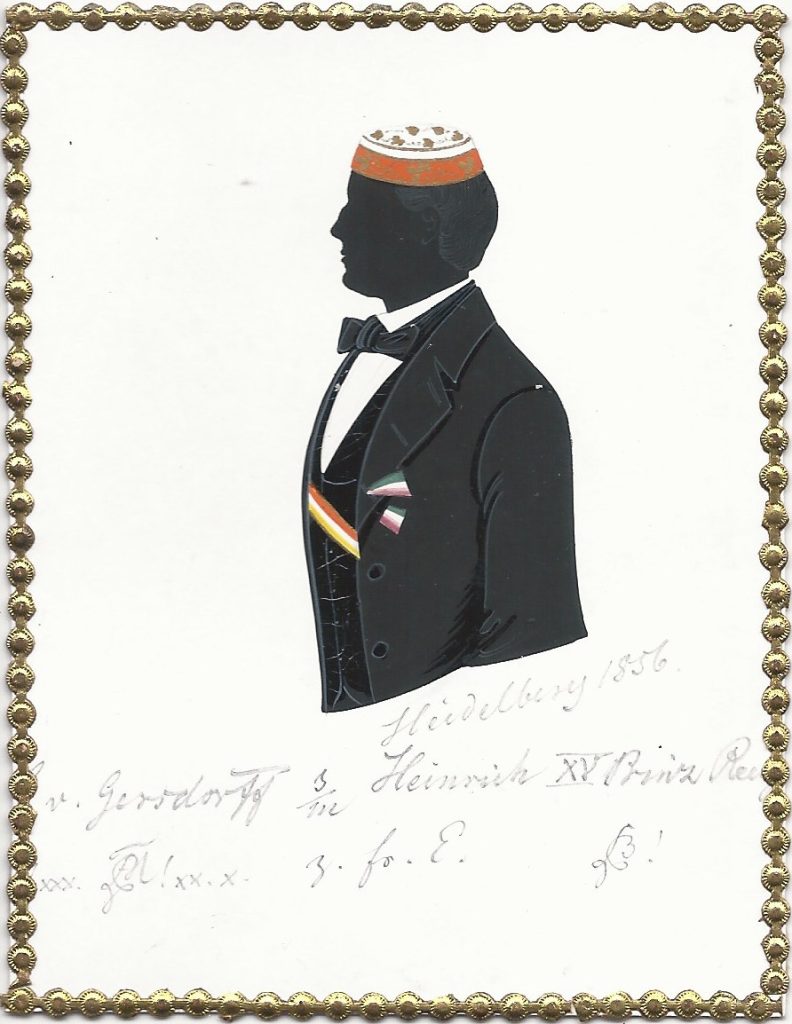 Wolf Ludwig Wiegand von Gersdorff kam am 28. September 1834 als Sohn des Ludwig Hermann von Gersdorff (1790-1837) und dessen Gattin Auguste geb. Alexander (1798-1880) in Görlitz zur Welt. Nach dem Abitur immatrikulierte er sich zunächst als stud. iur. in Leipzig und wurde dort bei Misnia aktiv, in die er 1854 recipiert wurde und bei der er einmal Drittchargierter war. Noch im selben Jahr wechselte von Gersdorff an die Universität Halle und wurde nochmals bei Marchia aktiv. Dort versah er je einmal die Charge des Conseniors und Seniors. Nach dem Besuch der Universität - es ist nicht klar, ob er sein Studium abgeschlossen hat oder nicht - trat er ins Militär ein. Am 16. Oktober 1866 heiratete er in Cunau Berta Struntz (1839-1899). Nach der Geburt eines Sohnes im folgenden Jahr fiel von Gersdorff im deutsch-französischen Krieg am 18. August 1870 bei St. Marie aux Chénes als Premierleutnant des Gardejägerbataillons. Die Silhouette ist gewidmet "Heidelberg 1856 - L. v. Gersdorff [Z!] xxx [Z!] xx, x s/m Heinrich XV Prinz Reuss [Z!] z. fr. E." Sammlung Robert Soppa Saxoniae Konstanz