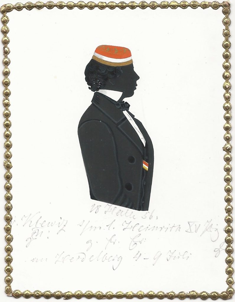 Bei der Silhouette handelt es sich entweder um Otto von Klewitz oder seinen älteren Bruder Albrecht, die beide als Studenten in Halle 1856 in die Marchia recipiert wurden. Carl Otto kam am 5. September 1837 in Magdeburg als Sohn des Karl Wilhelm von Klewitz (1800-1841) und dessen Gatting Johanne Wilhelmine Philippine geb. Steltzer (1810-1901) zur Welt und wurde am 19. Oktober daselbst evangelisch getauft. Nach dem frühen Tod des Vaters heiratete seine Mutter den General der Kavallerie Wilhelm Ludwig Karl Kurt Friedrich von Tümpling (1809-1884), der dadurch sein Stiefvater wurde. Nach dem Abitur immatrikulierte er sich als stud. iur. in Halle und schloss sich der Marchia an, in die er 1856 recipiert wurde. Nach dem Studium schlug er eine Laufbahn als Richter ein. Von Klewitz heiratete am 12. September 1872 in Garmissen Karoline Friederike Auguste Schlüter (1850-1927). Er wurde Oberlandesgerichtsrat und war auch als Landrat tätig. Von Klewitz starb am 17. März 1889 in Hildesheim. Sein älterer Bruder Friedrich Wilhelm Albrecht kam am 19. März 1835 zur Welt und wurde am 23. Mai getauft. Auch er studierte Jura in Halle und wurde 1856 in die Marchia recipiert. Nach dem Studium heiratete er am 13. April 1871 in Bad Pyrmont Marianne Severin (geb. 1843), die wohl früh verstarb, da er später Oktavia Jürgens ehelichte. Von Klewotz war bei der Magdeburger Feuerversicherung - zuletzt als Oberinspektor und Abteilungschef - tätig und starb am 16. Januar 1896 in Magdeburg. Die Silhouette ist gewidmet "18 Halle 56. - v. Klewitz [Z!] s/m l. Heinrich XV Prinz Reuss [Z!] z. fr. Er. an Heidelberg 4-9 Juli". Sammlung Robert Soppa Saxoniae Konstanz