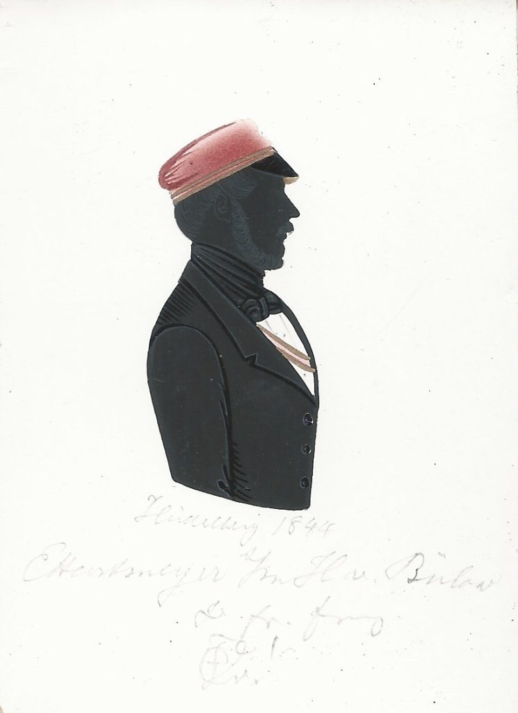 Emil Hartmeyer kam am 9. Juni 1820 als Sohn des Redakteurs Ambrosius Heinrich Hartmeyer (gest. 1855) und dessen Gattin Johanna Elisabeth geb. Herrmann in Hamburg zur Welt. Er ging nach dem Abitur nach Heidelberg und immatrikulierte sich als stud. iur. In die Vandalia wurde er 1843 - ein Jahr nach deren Stiftung - recipiert. Schon ein Jahr später erfolgte seine Promotion und die Immatrikulation als Advokat in Hamburg. Parallel zu seiner Anwaltstätigkeit war er Mitherausgeber der wöchentlichen Nachrichten und arbeitete auch in der Redaktion der väterlichen Hamburger Nachrichten mit, die er nach dessen Tod im Jahre 1855 übernahm. Dafür gab er seine Anwaltstätigkeit auf und war fast fünfzig Jahre der Chefredakteur der bedeutendsten Hamburger Zeitung, die sich nach Bismarcks Entlassung für dessen Agitationen zur Verfügung stellte. Hartmeyer war seit dem 1. Oktober 1847 mit Emilie Schäffer (1827-1903) verheiratete und starb am 11. Februar 1902 in Hamburg. Die Silhouette ist gewidmet "Heidelberg 1844 - EHartmeyer s/m H v. Bülow zr. fr. Erg. [Z!]". Sammlung Robert Soppa Saxoniae Konstanz