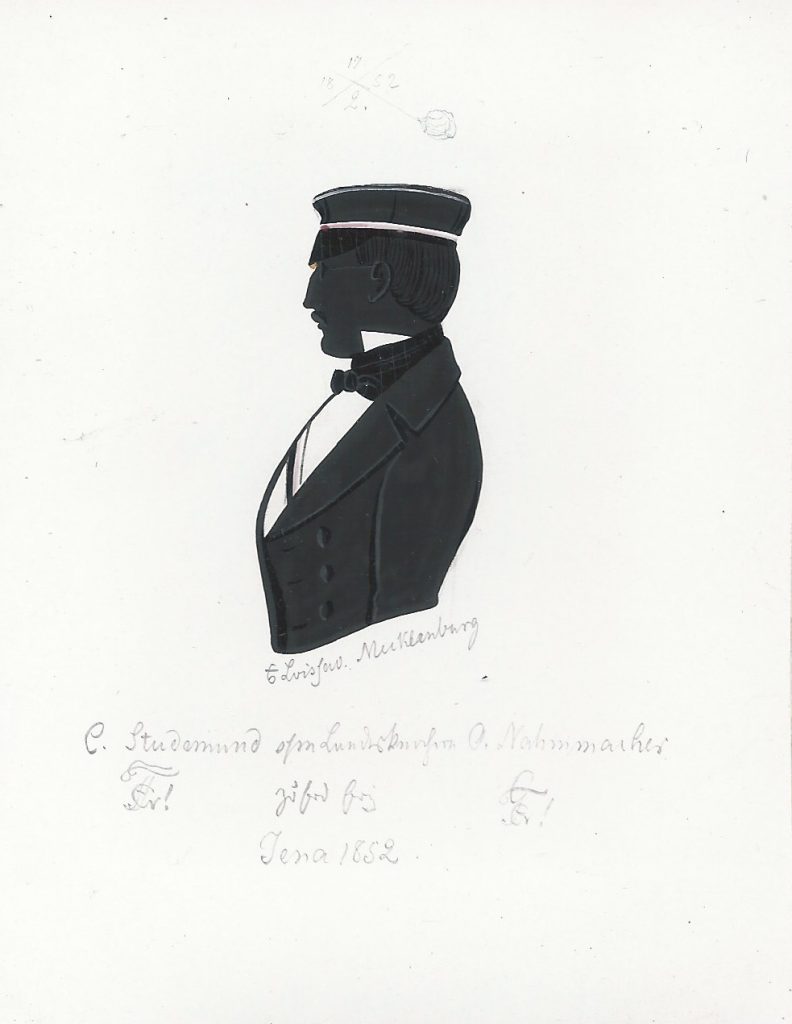 Carl Franz Friedrich Christian Studemund kam am 28. Dezember 1828 als Sohn des Pastors Carl Georg Studemund (1777-1843) und dessen Ehefrau Wilhelmine Margarethe Friederike geb. Stocks (1788-1866) in Lüssow zur Welt. Er immatrikulierte sich am 28. Oktober 1850 zunächst in Rostock für Rechtswissenschaften, wechselte im folgenden Jahr an die Universität Jena, wo er sich am 7. Mai immatrikulierte. Dort wurde er Mitglied der Thuringia und 1852 in diese recipiert. Am 2. November 1853 immatrikulierte er sich erneut in Rostock und schloss wohl dort sein Studium ab. Am 23. Mai 1865 heiratete Studemund in Schwerin die Tochter eines Prorektors Marie Georgine Henriette Elisabeth Reitz (1844-1899). Er war als Amtsverwalter tätig und starb am 20. Januar 1894 in Schwerin. Die Silhouette ist gewidmet "aus Luissow. Mecklenburg C. Studemund [Z!] s/m Landesknochen O. Nahmmacher [Z!] zr frd Erg Jena 1852". Über der Silhouette zwei gekreuzte Schläger mit dem Datum 17. Februar 1852. An diesem Tag haben die beiden wohl miteinander gefochten. Sammlung Robert Soppa Saxoniae Konstanz