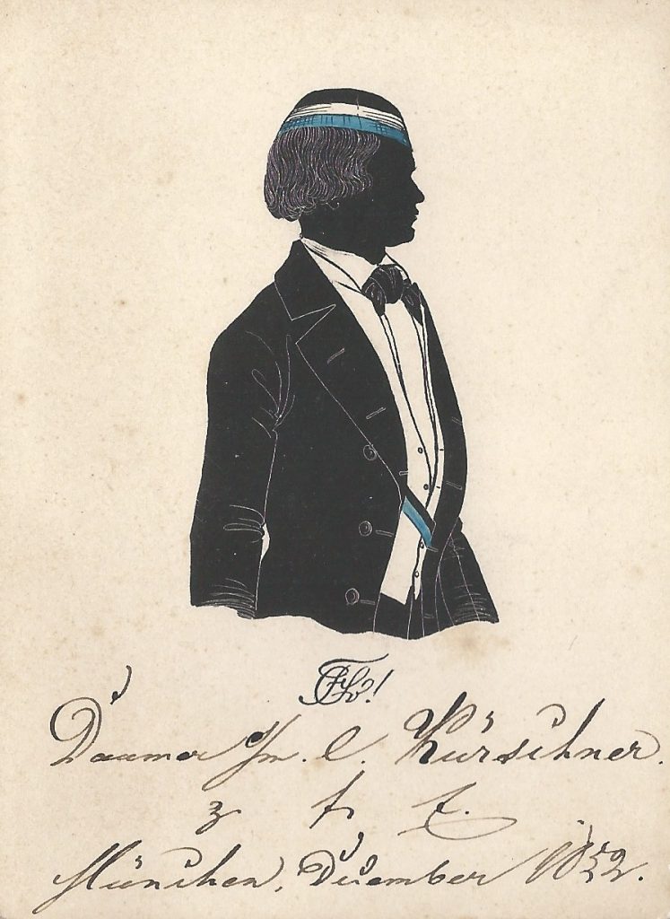 Carl Daumer studierte Pharmazie in München und wurde 1852 in die Suevia recipiert. Später war er als Apotheker in Harburg tätig. In der KCL1960 wird er als "Ehrenphilister" ausgewiesen. Die Silhouette ist dediciert "Daumer s/m. l. Kürschner. - zr fr E. - München, December 1852." Ehemals Sammlungs Robert Soppa Saxoniae Konstanz