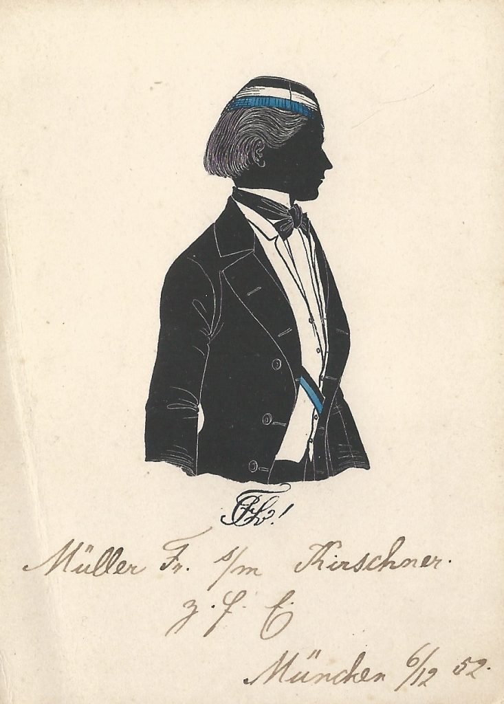 Fritz Müller studierte Rechtswissenschaften in München und schloss sich der dortigen Suevia an, in die er 1853 recipiert wurde. Einmal war er Senior. Später als Justizrat und Notar in Augsburg tätig, starb er 1893. Die Silhouette ist gewidmet "Müller Fr. s/m Kischner. - z. f. E. - München 6/12 52." Ehemals Sammlung Robert Soppa Saxoniae Konstanz