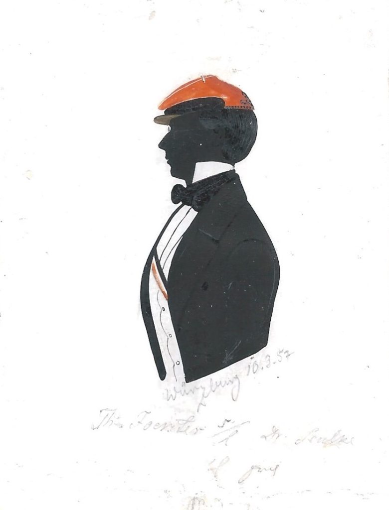 Theodor Wilhelm Förster wurde ca. 1834 als Sohn des Pfarrers August Förster und dessen Ehefrau Wilhelmine Gräfin von Krockow. Nach dem Abitur studierte er Medizin in Halle und wurde bei Palaiomarchia aktiv, in die er 1855 recipiert wurde. Nach Abschluss seines Studiums und erfolgter Promotion trat er ins Militär ein und stieg bis zum Generalarzt auf. Förster heiratete Cäsarine Schultze und starb am 29. August 1915 im Alter von 81 Jahren in Münster als Generalarzt a.D. Die Silhouette ist datiert „Würzburg 16.3.57“ und gewidmet „Th. Foerster s/l Dr. Seulcke zr. fr. Erg. [Z!]“. Sammlung Robert Soppa Saxoniae Konstanz