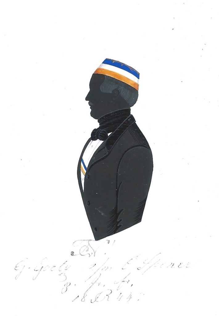 Gustav Goetz wurde am 11. Februar 1825 als Sohn des Gastwirts Johann Friedrich Goetz und dessen Ehefrau Sophie Dorothee Mahr in Wiesbaden geboren und am 6. März evangelisch getauft. Er immatrikulierte sich am 8. Mai 1843 mit 18 Jahren als stud. iur. in Heidelberg und wurde bei Nassovia aktiv, aus der er aber nach seiner Reception ausgeschieden zu sein scheint, da er in den KKL nicht geführt wird. Nach erfolgreichem Studium kehrte Goetz in seine Heimat zurück und war als Rechtsanwalt und Notar tätig. Er heiratete ebendort am 30. Oktober 1852 Katharine Franziska Bertram (1832-1917) und starb 70-jährig am 11. Oktober 1895 in Wiesbaden. Die Silhouette ist gewidmet „[Z!] G. Goetz s/m C. Spener z. fr. Er. 18[R]44.“ Sammlung Robert Soppa Saxoniae Konstanz