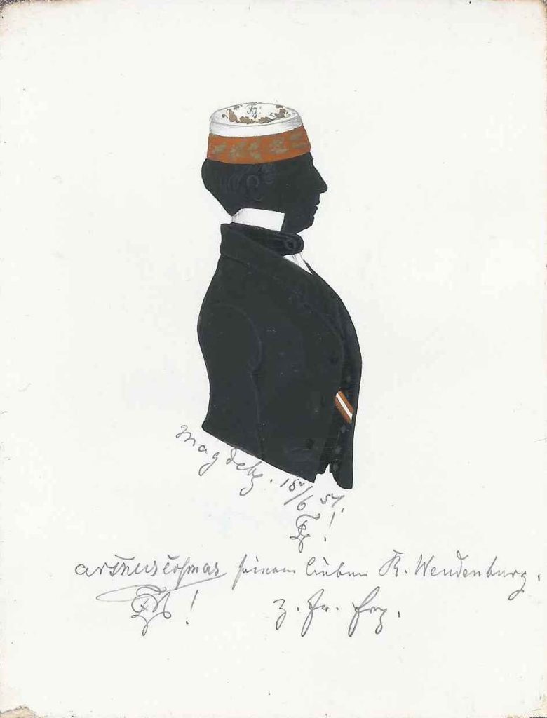 Arthur Alphons Coelestin Cosmar kam am 2. Oktober 1829 als Sohn des Friedrich Alexander Cosmar und dessen Ehefrau Alwine Louise Voigt in Berlin zur Welt und wurde daselbst am 14. November evangelisch getauft. Nach dem Abitur immatrikulierte er sich Michaelis 1850 an der Universität seiner Geburtsstadt als stud. iur. und trat in die Marchia ein, in die er im folgenden Jahr rezipiert wurde. Er war je einmal Drittchargierter und Senior. Am 24. Mai 1852 wechselte er an die Universität Heidelberg und wurde noch einmal bei Saxo-Borussia aktiv. Über seinen weiteren Lebensweg war bislang nichts weiter festzustellen. Er starb 1892 als Rentner in Bad Cannstatt. Silhouette gewidmet „Magdebg. 18/6 51. [Z!] – Arthur Cosmar [Z!] seinem lieben R. Wendenburg. – z. fr. Erg.“ Kölner Privatsammlung