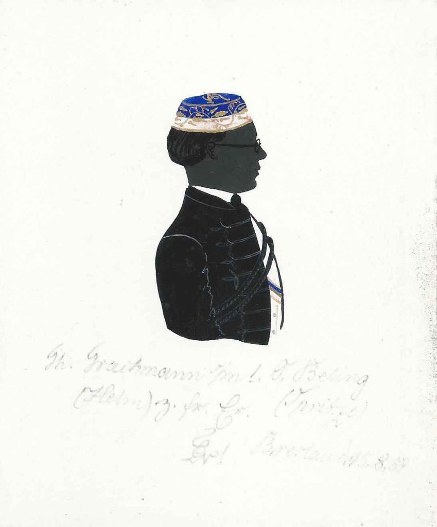 Theodor Robert Ferdinand Trachmann wurde am 17. September 1832 als Sohn des Carl Ludwig Ferdinand Trachmann und dessen Ehefrau Ernestine Micke in Krotoschin geboren und daselbst am 28. September evangelisch getauft. Nach dem Abitur bezog er die Universität Breslau und bei Lusatia aktiv, in die er 1853 rezipiert wurde. Nach dem Studium war er bei der Armee als Magazindirektor tätig und heiratete Marie Luise Adele Droz. Er starb 1880 in Küstrin. Silhoutte gewidmet „Th. Trachmann (Helm) s/m l. O. Beling (Spritze) z. fr. Er. [Z!] Breslau 15.8.57“. Kölner Privatsammlung