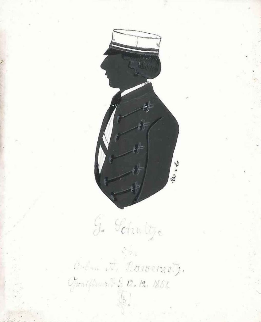 Gustav W. Schultze kam in Havelberg zur Welt. Nach dem Abitur immatrikulierte er sich Michaelis 1851 als stud. iur. an der Universität Greifswald und wurde bei Borussia aktiv, in die er noch im selben Jahr rezipiert wurde. Schultze war je einmal Drittchargierter und Senior. Nachdem er zur Beendigung seiner Studien an die Universität Breslau gewechselt hatte, wurde er 1854 nochmals bei der dortigen Silesia aktiv, wo er ebenfalls einmal Senior war. Nach dem Studium war er als Anwalt am Reichsgericht tätig. Er starb 1901. Weiteres war bislang nicht festzustellen. Die Silhouette ist gewidmet „G. Schultz s/m lieben A. Baevenroth. Greifswald d. 12. 12. 1851. [Z!]“ Sammlung Robert Soppa Saxoniae Konstanz