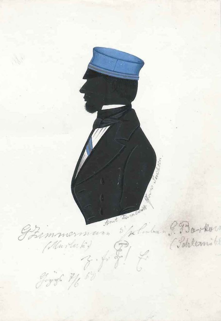 Gustav Zimmermann stammte aus Dambeck. Er schrieb sich Michaelis 1849 als stud. phil. an der Universität Greifswald ein und trat der Pomerania bei, in die er im folgenden Jahr rezipiert wurde. Später war er als Eisenbahnbeamter in Salzwedel tätig und starb bereits 1858. Weiteres war bislang nicht festzustellen. Die Silhouette ist gewidmet "Amt Dambeck Prov Sachsen - GZimmermann (Murlak.) s/m lieben G. Barkow (Schlemikl) - z. fr [Z!] Er. - Gryps 7/6 50". Kölner Privatsammlung