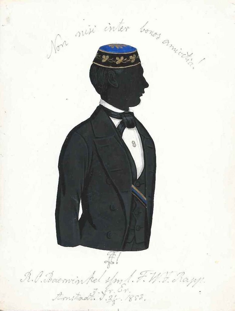 Reinhold Oskar Baerwinkel kam am 21. März 1834 als Sohn des Lehrers Johann Jacob Wilhelm Baerwinkel (1802-1842) und der Sophie Harmodie Volkmann (1805-1834) zur Welt. Seine Mutter verstarb nur wenige Tage nach seiner Geburt und durch den ebenfalls frühen Tod des Vaters wurde Baerwinkel bereits mit acht Jahren zum Vollwaisen. Nach dem Abitur immatrikulierte er sich am 1. Mai 1852 an der Universität Jena als stud. iur. Dort schloss er sich dem Corps Alemannia an, in das er noch im selben Jahr rezipiert wurde. Er war je einmal Consenior und Senior. Noch während seiner Aktivität nahm Alemannia den Namen und die Farben der früher suspendierten Saxonia an, wodurch auch Baerwinkel Jenenser Sachse wurde. Nach dem Studium heiratete er am 14. September 1863 in Arnstadt Ernestine Louise Johanne Cäcilie Mämpel (1843-1911), die ihm im Verlauf der nächsten Jahre sieben Kinder - vier Söhne und drei Töchter - schenkte. Er starb als Justizrat am 29. November 1898 in seiner Geburtsstadt. Über der Darstellung der Wahlspruch der Alemannia „Non nisi inter bonos amicitia!“ und darunter die Widmung „[Z!] – R. O. Baerwinkel s/m l. F. W. F. Rapp. – z. fr. Er. – Arnstadt d. 21/3 1853.“ Kölner Privatsammlung