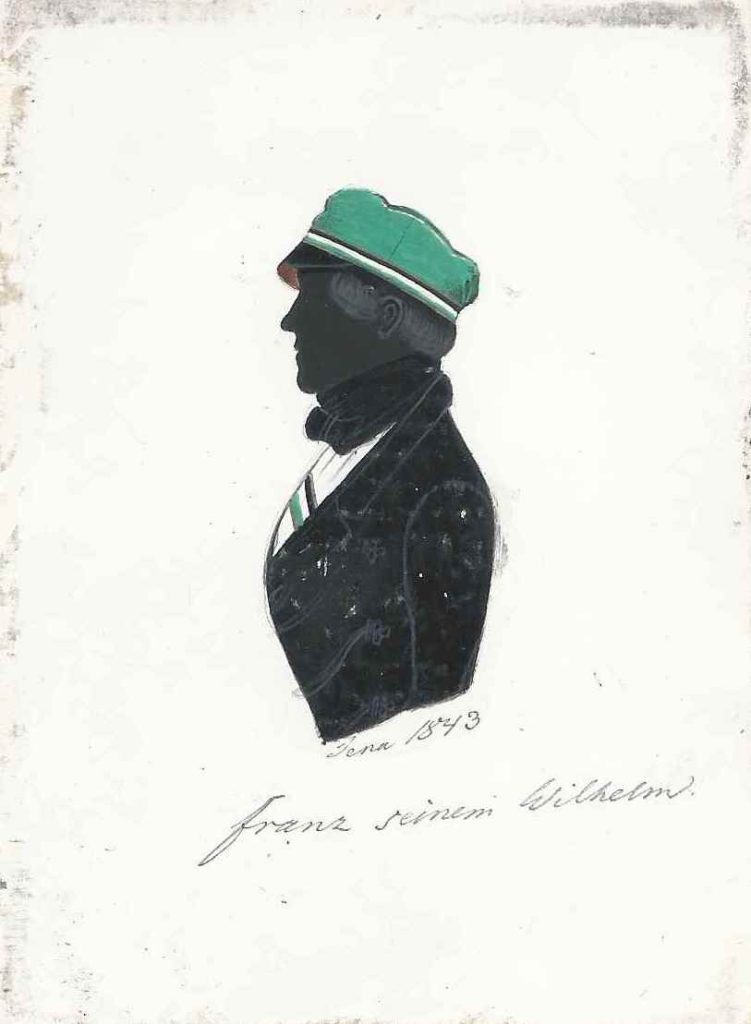 Franz Hugo Schüler stammte aus Neustadt an der Oder. Nach dem Abitur immatrikulierte er sich als stud. oec. Am 14. Mai 1840 an der Universität Jena, wo er der Guestphalia beitrat, in die er 1842 rezipiert wurde. Er starb bereits 1850. Weiteres war bislang nicht über ihn festzustellen. Die Zuordnung der Silhouette ist nicht vollständig gesichert. Er ist aber der einzige mit dem Vornamen Franz, der in dieser Zeit bei Guestphalia in den Corpslisten auftaucht. Es könnte sich aber natürlich auch um ein unter Umständen ausgeschiedenes Mitglied mit demselben Vornamen handeln. Silhouette gewidmet „Jena 1843 - Franz seinem Wilhelm“ Sammlung Florian Wanner Helvetiae Bern, Flamineae (IdC), Palatia-Guestphaliae (IdC)