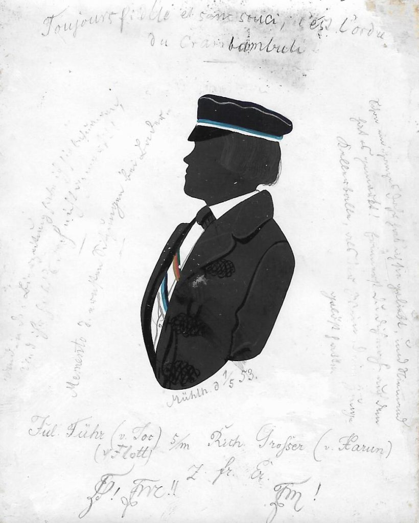 Julius Adolph Führ stammte aus Mühlhausen (Thüringen) und besuchte das dortige Gymnasium. Offenkundig schloss er sich zwei pennalen Verbindungen an, über die uns heute leider keine genaueren Informationen mehr vorliegen. Nach dem bestandenen Abitur immatrikulierte er sich an der Universität Göttingen und wurde bei Brunsviga aktiv, in die er 1857 rezipiert wurde. Nach dem Studium kehrte er in seine Heimat zurück, wo er bereits am 11. Juli 1864 verstarb. Über der Darstellung auf französisch „Toujours fidele et sans souci, c’ést Cordu du Crambambuli“, links und rechts seitlich „Und in der Bierzeitung habe ich sie besungen – Und ihr habt es doch nicht gemerkt! – – Memento d. ernsten Sitzungen bei Bader. – Schon ein ganzes Jahr hab ich sie geliebt, und Niemand hat es gemerkt! Erinnerst Du Dich noch auf dem Kellerballe, als der Wein Deine Zunge gelöst hatte.“ Darunter die Widmung „Mühl. A. 1/5 53. – Jul. Führ (v. Soc) (v. Flott) [Z!] [Z!] s/m Rich. Grosser (v. Harun) [Z!] – z. fr. Er.” Kölner Privatsammlung