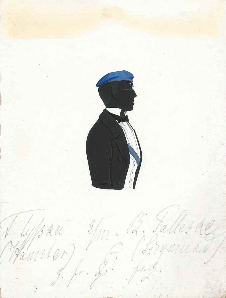 Alfred Gustav Friedrich Tyszka wurde in Schwedt als Sohn des Pastors Gustav Friedrich Tyszka und dessen Ehefrau Marie Marsch geboren. Er immatrikulierte sich Michaelis 1856 als stud. theol. an der Universität Greifswald, wo er der Pomerania beitrat, in die er im folgenden Jahr rezipiert wurde. Noch im selben Jahr immatrikulierte er sich Michaelis 1857 an der Universität in Berlin und trat dort der Neoborussia bei. Nach dem Studium war er als Schulrat tätig und heiratete Anna Auguste Wilhelmine Kahlden. 1873 unternahm er eine Reise nach Argentinien. Tyszka starb am 18. März 1915 in Wiesbaden. Die Silhouette ist gewidmet "A. Tyßka (Hamster) s/m B. Palleske (Siegmund) - z. fr. [Z!] Erg." Kölner Privatsammlung.