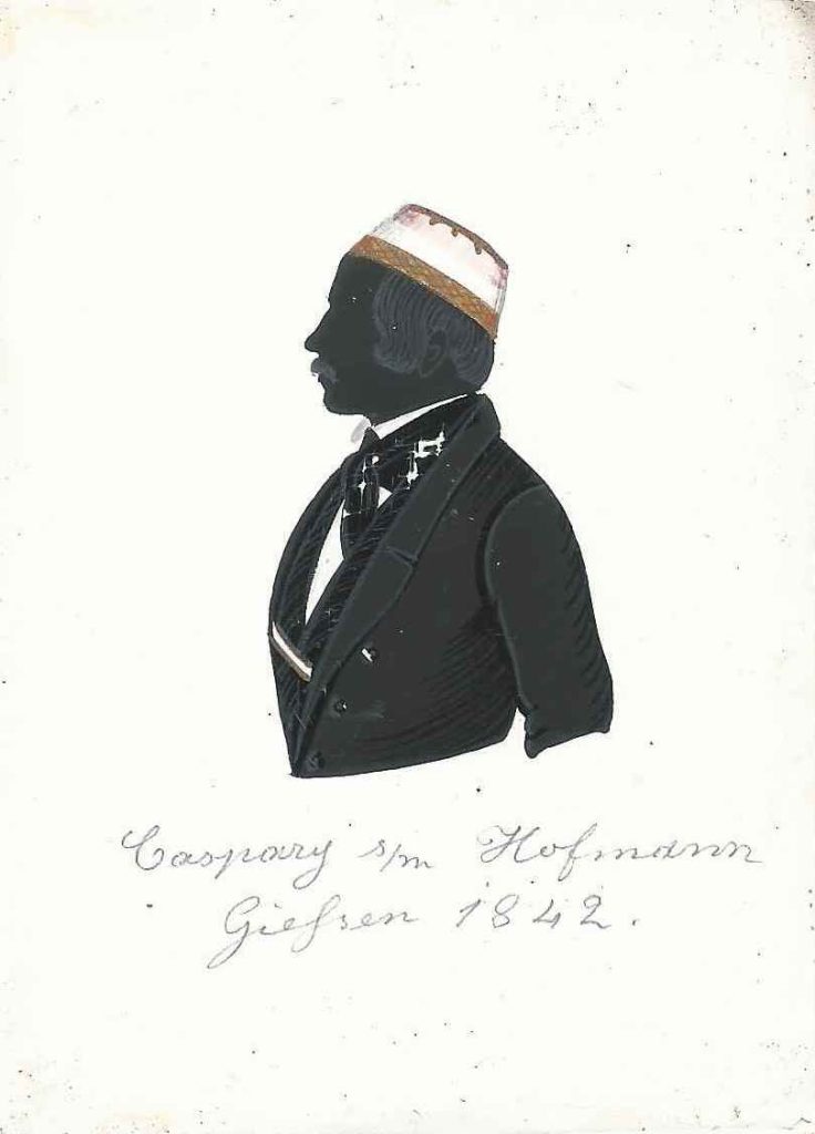 August Caspary wurde im November 1819 geboren und am 21. November 1819 in Wolfskehlen getauft. Seine Eltern waren Carl Friedrich Christoph Caspary und Wilhelmina Margaretha, deren Mädchenname uns leider unbekannt ist. Am 15. Mai 1838 immatrikulierte er sich in Gießen als stud. pharm. und wurde 1841 in die dortige Starkenburgia rezipiert. Nach erfolgter Promotion zum Dr. med. - er scheint sein Studienfach also später gewechselt zu haben - war er nur kurz als Arzt in Darmstadt tätig, ehe er dort im August 1845 verstarb. Ehemals Sammlung Robert Soppa Saxoniae Konstanz